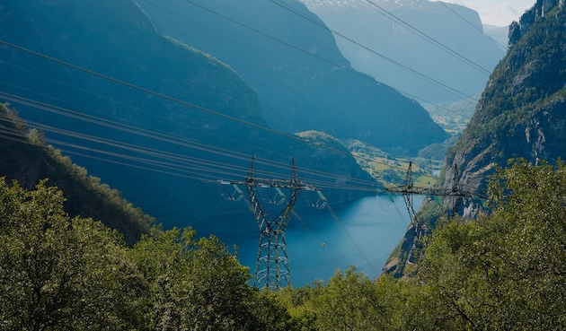 Fjord, fjell og kraftlinjer